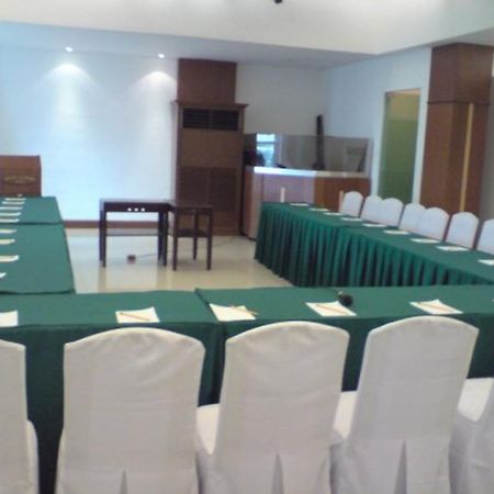 Cherry Blossoms Hotel Manila Kültér fotó