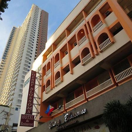 Cherry Blossoms Hotel Manila Kültér fotó