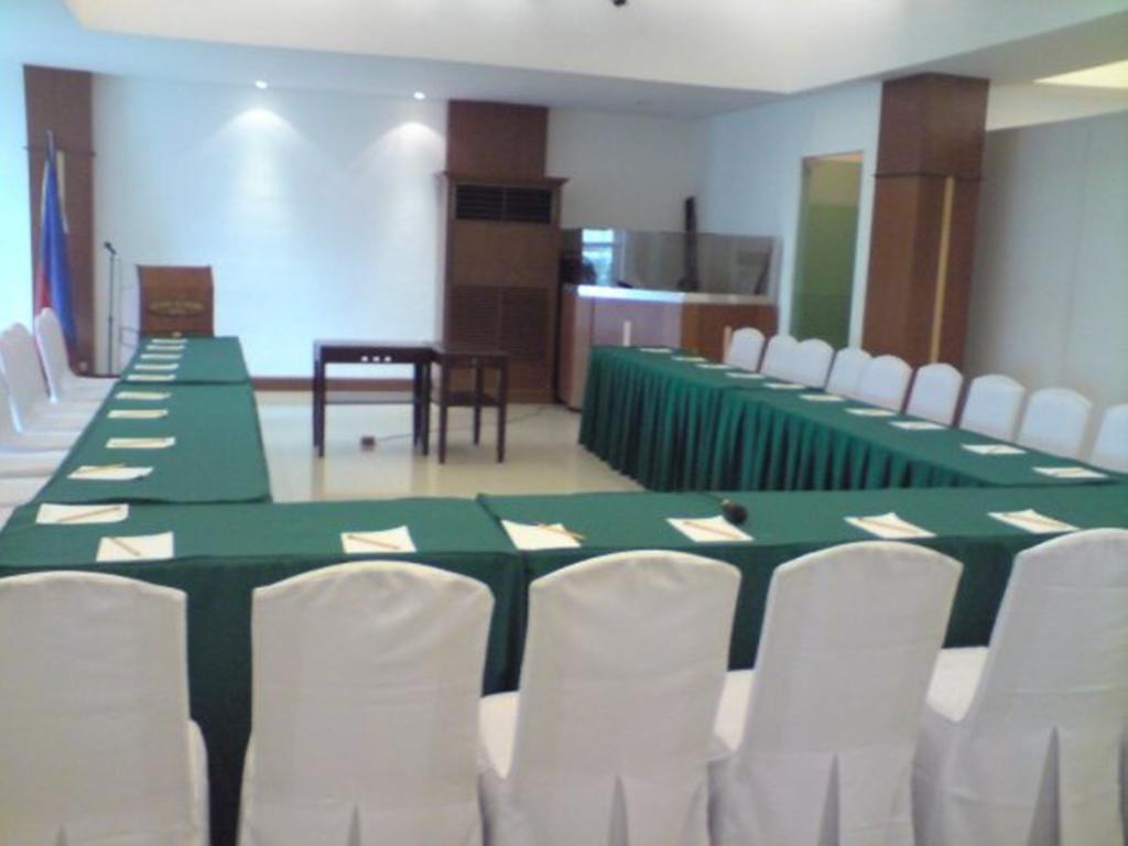 Cherry Blossoms Hotel Manila Kültér fotó