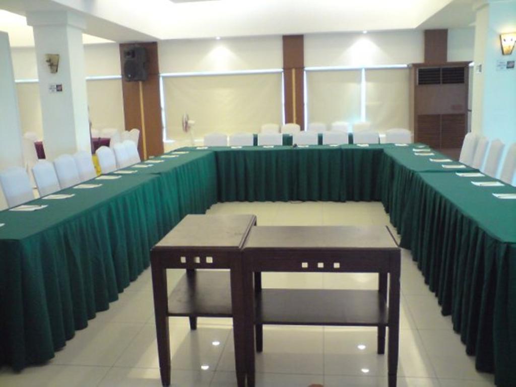 Cherry Blossoms Hotel Manila Kültér fotó