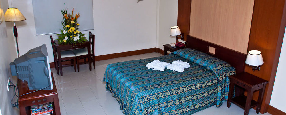 Cherry Blossoms Hotel Manila Kültér fotó