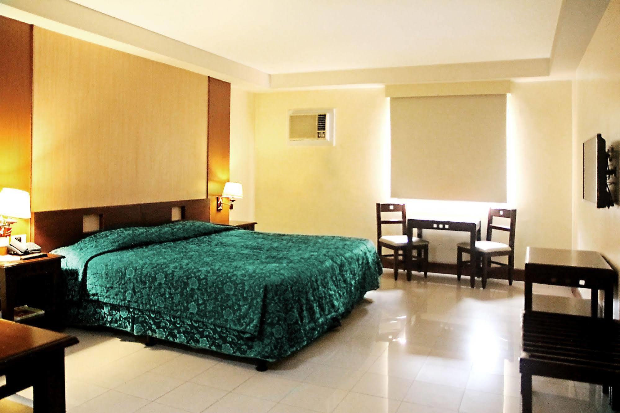 Cherry Blossoms Hotel Manila Kültér fotó