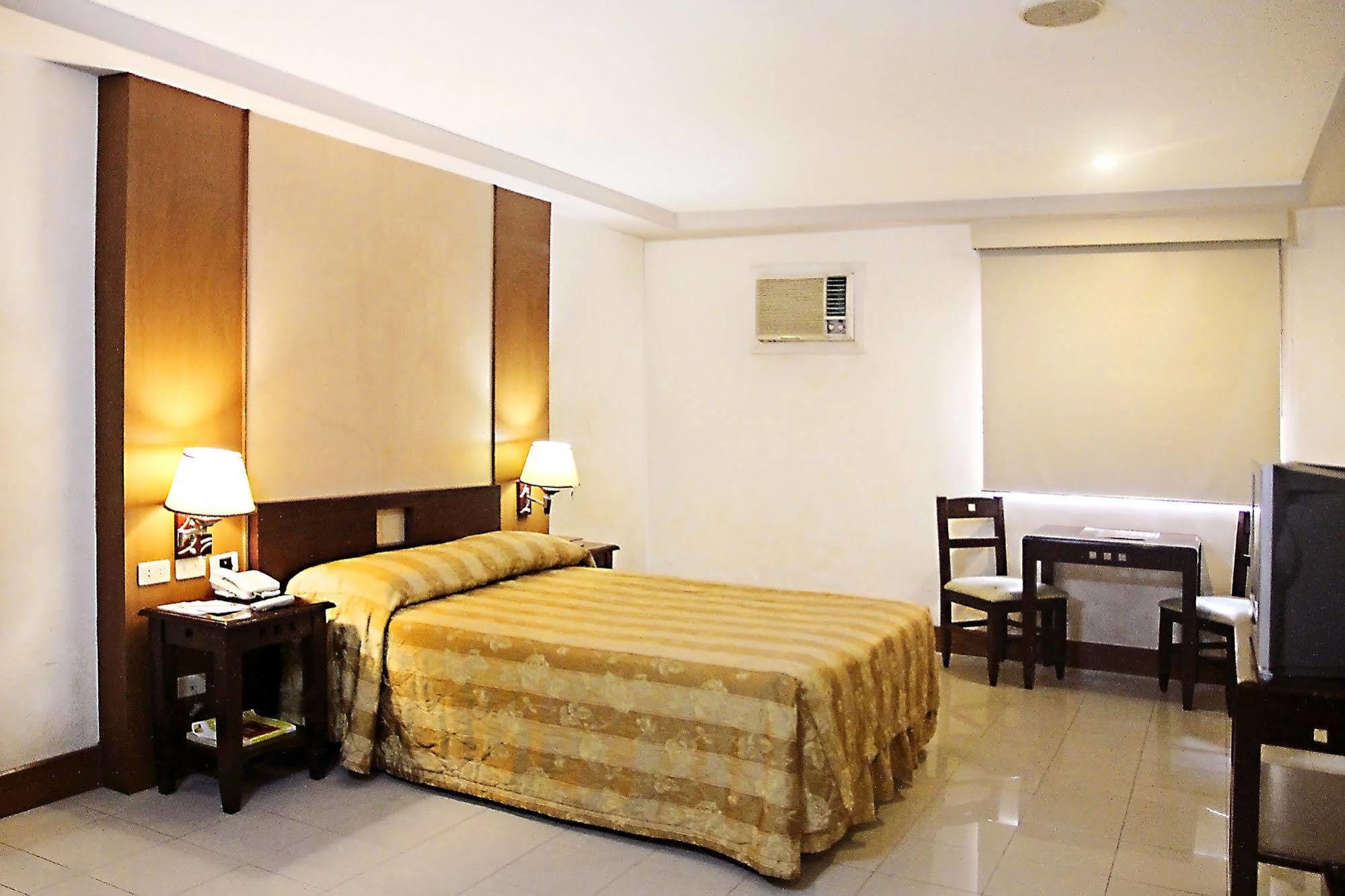 Cherry Blossoms Hotel Manila Kültér fotó