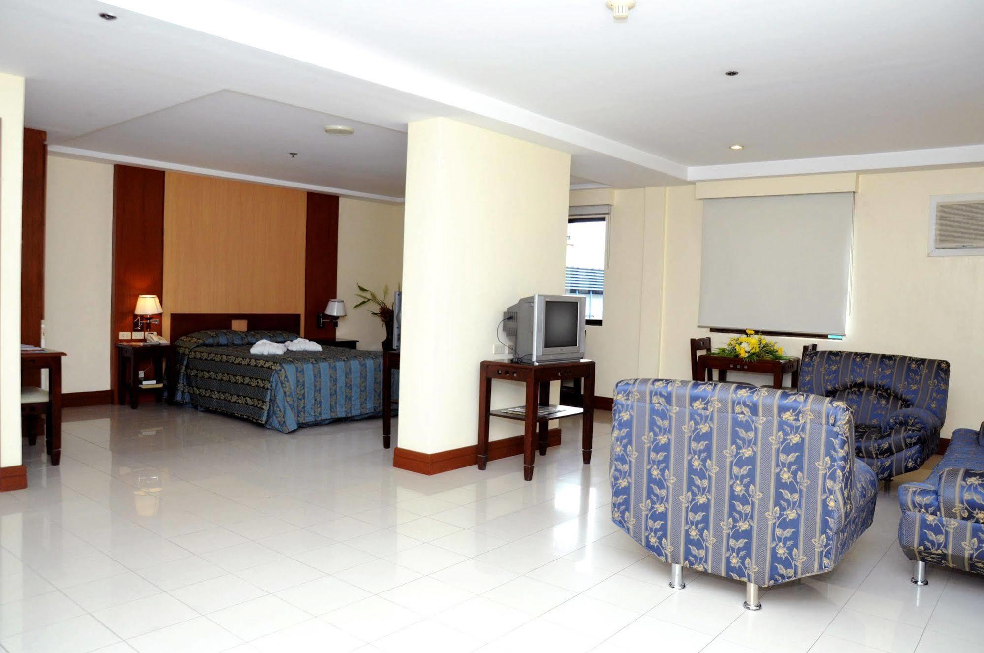 Cherry Blossoms Hotel Manila Kültér fotó