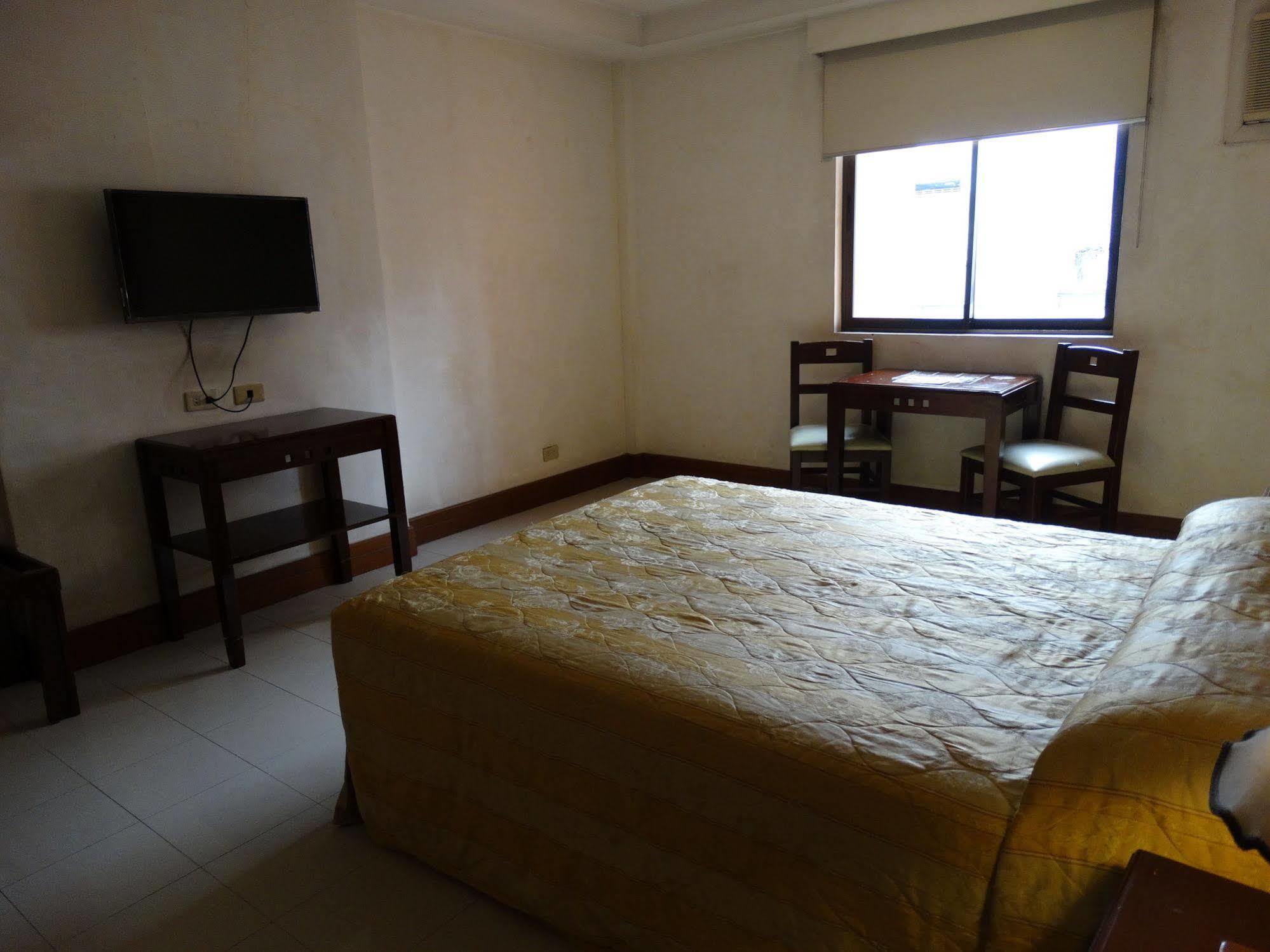 Cherry Blossoms Hotel Manila Kültér fotó