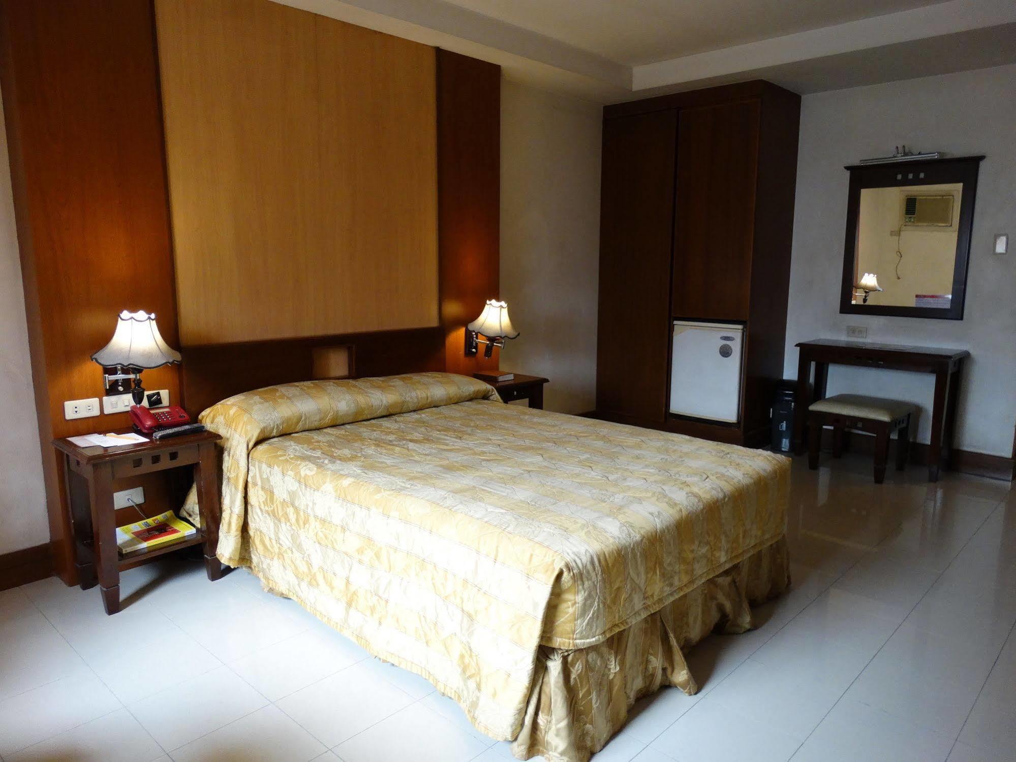 Cherry Blossoms Hotel Manila Kültér fotó
