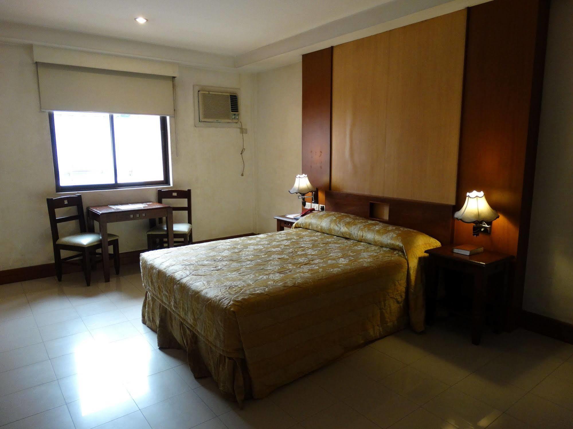 Cherry Blossoms Hotel Manila Kültér fotó