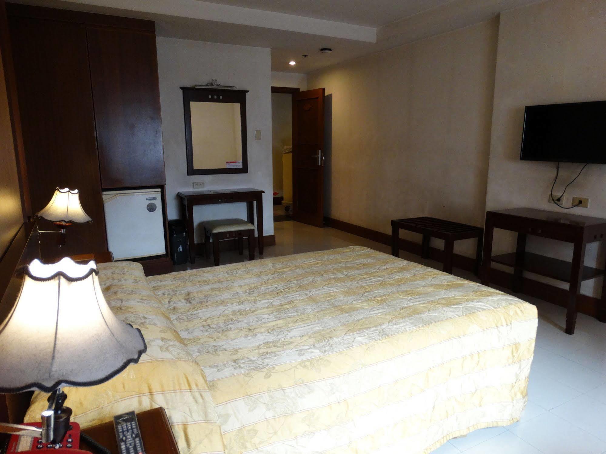 Cherry Blossoms Hotel Manila Kültér fotó