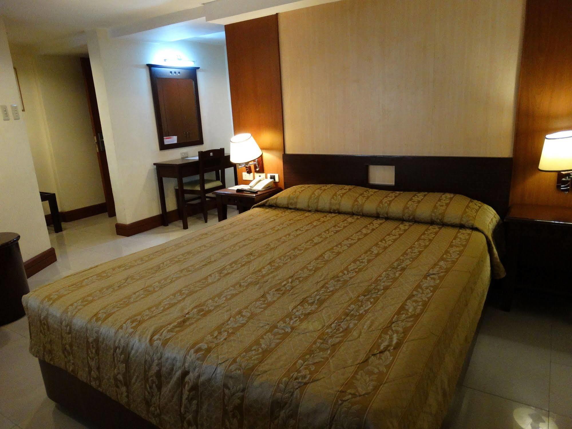 Cherry Blossoms Hotel Manila Kültér fotó