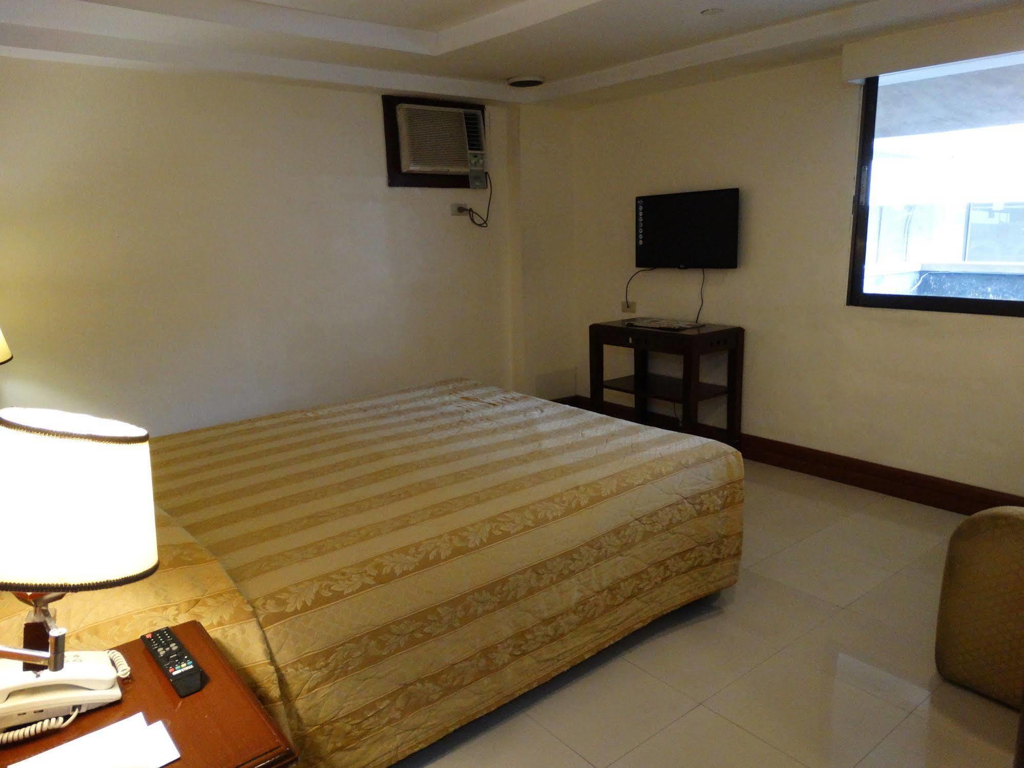 Cherry Blossoms Hotel Manila Kültér fotó