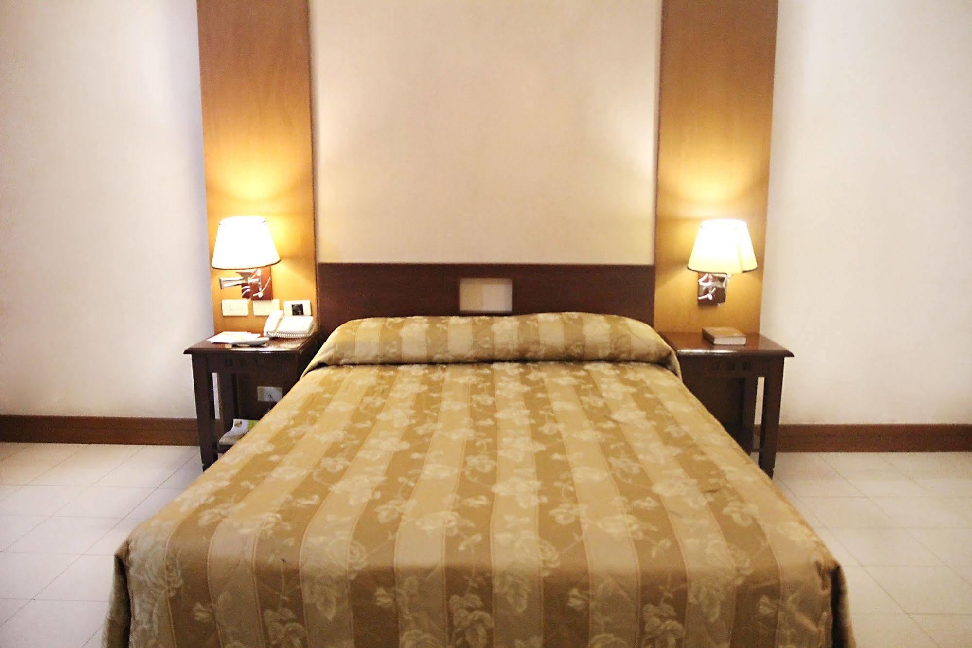 Cherry Blossoms Hotel Manila Kültér fotó