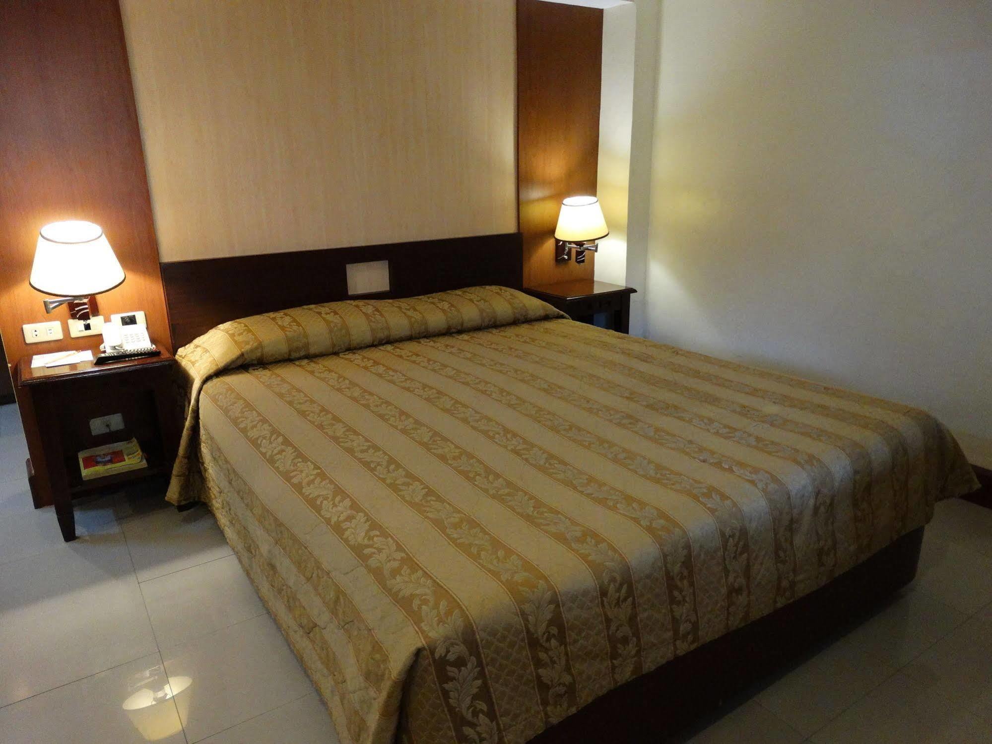 Cherry Blossoms Hotel Manila Kültér fotó